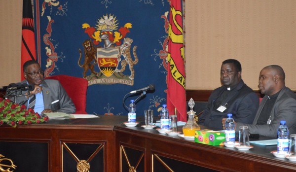 President Peter Mutharika in a discussion with members of Blantyre Synod led by its General Secretary Rev.Alex Maulana at Kamuzu Palace (C)Stanley Makuti - mana