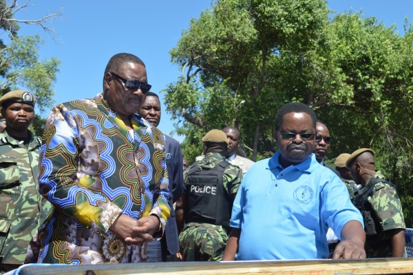 President Peter Mutharika is conducted  on a tour on the map of the supply project area in Sengabay,Salima.(C) Stanley Makuti 