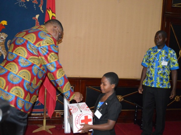 President Peter Mutharika makes his donation to the Malawi Red Cross after the inauguration of the flag week at Kamuzu Palace on Friday (C) Stanley Makuti