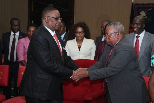 President Peter Mutharika meet Landnet on Land bill on Tuedsday at Kamuzu Palace. in pic APM greets Landnet Board Chair of Trustees Steve Nanthambwe(C)govati nyirenda. Doi.