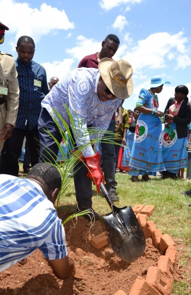 President Peter Mutharika, plants  Royal Palm Trees at Kamuzu Palace in Lilongwe-(c) Abel Ikiloni, Mana
