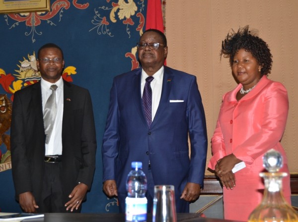 President Peter Mutharika, pose to a photo with a newly Minister of Transport and Public Works, Malison Ndau and his wife after being sworn in at Kamuzu Palace in Lilongwe-(c) Abel Ikiloni, Mana