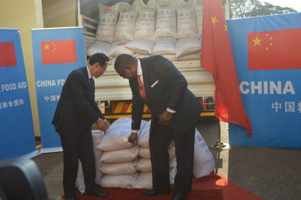 President Peter Mutharika receives rice from the Chinese Ambassodor to Malawi H.E.Shing Ting Wang of the Republic of China at Kamuzu Palace on Thursday (C)Stanley Makuti 