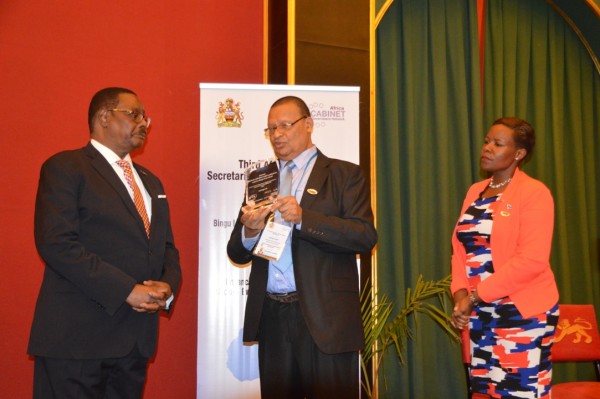 President of the council of African Cabinet Secretaries,Ernest Surrur,present a token of recognition to President Mutharika for accepting to host the 3rd Africa Cabinet Secretarie's workshop