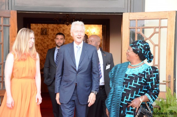 Presidents Banda and Clinton share a joke as daughter Chelsea looks on