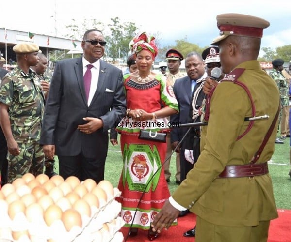 Presidet Mutharika at the prison graduation