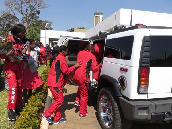 Queens board the limo