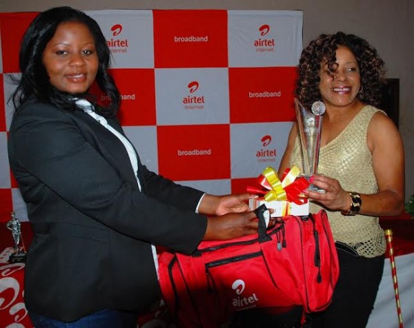 Rachel Mijiga presenting an award to Terrie Amaro...Photo Jeromy kadewere