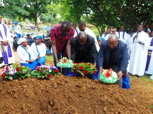  Relatives-laying-their-wreathes....Photo-Jeromy-Kadewere