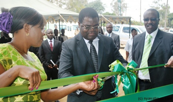 Reserve Bank of Malawi's director of banking supervision ,Eldin Mlelemba(Centre)cuts the ribbon at the official opening of Nedbank branch