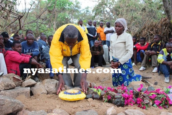 Robin Alufandika laying his wreath..Photo Jeromy Kadewer