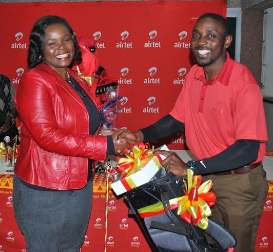 Roza Mbilizi receives her prizes for the Airtel Golf crown -Photo Jeromy Kadewere