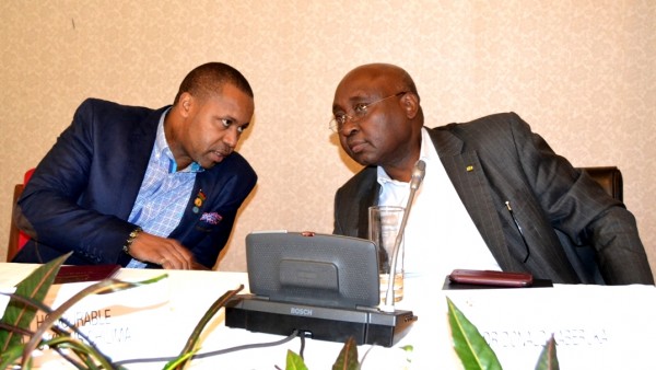 Dr Chilima confers with Dr. Donald Kaberuka, former President of the World Bank at UNCTAD Cabinet Briefing Retreat at BICC in Lilongwe-(c) Abel Ikiloni, Mana
