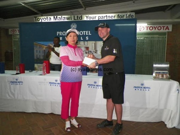Ryalls Hotel GM Mischa Lehner presents prize ladies champ to Lee Cho