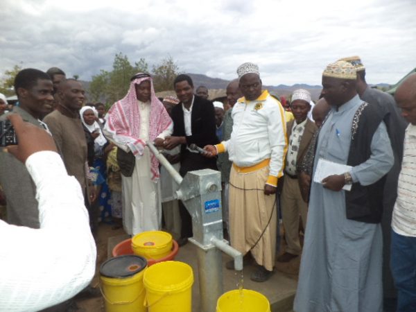 STA Namavi tries to pump out the new borehole assisted by Chipatala in black jacket. Pic Arnold Namanja (MANA)