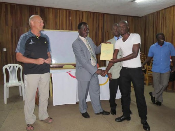 Sakala presents a certificate to one of the participants