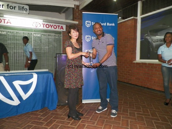 Sawako Nevin gets her trophy from Tembo, Pix Alex Mwazalumo