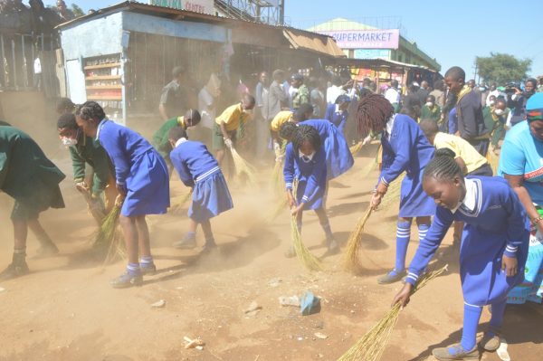 School chidren from different schools in Lilongwe takes part in a city clean up campaign in Lilongwe comemorating World environment week (C) Stanley Makuti - mana (3)