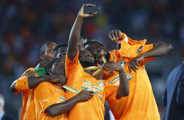 Ivory Coast's players celebrate their victory over Ghana after the final of the 2015 African Cup of Nations soccer tournament in Bata February 8, 2015.  REUTERS/Mike Hutchings