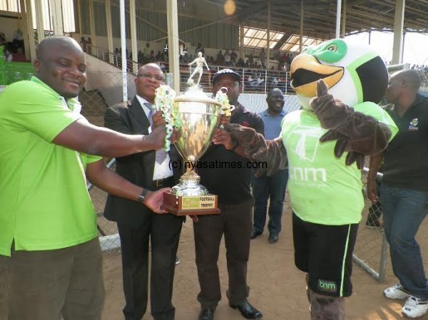 Shasha hands over the trophy to Sulom President Innocent Botoman