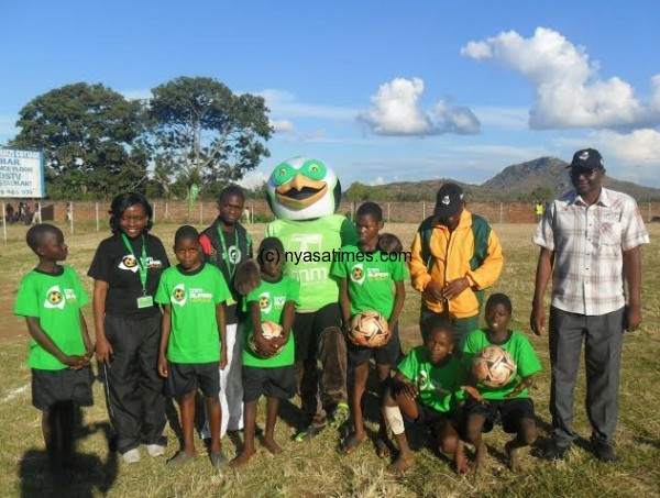 Shasha pose with TNM officials and ball boys.