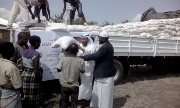 Sheikh Muhammad distributing food items ... cuation Centre in Chikwawa distric