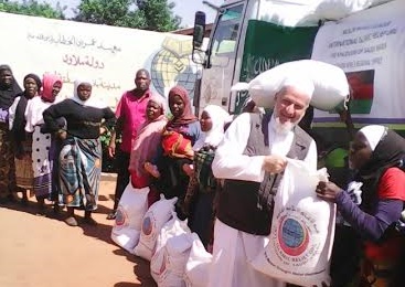 Sheikh Walid El Saadi distributing maize