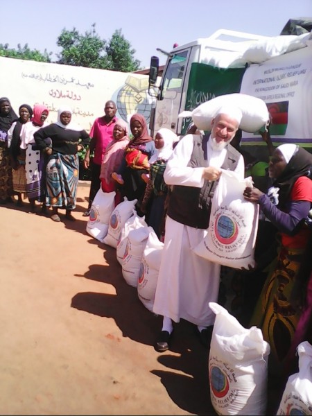 Sheikh Walid El Saadi distributing relief food items to the drought victims at Lunzu - pic by Brian Wasili