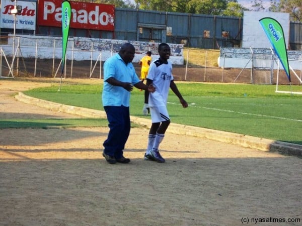 Silver Strikers coach Stain Chirwa giving tips to Lazarous Nyemera....Photo Jeromy Kadewere