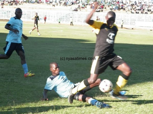 Silver's Mike Robert tackles Manase Chiesa from behind, Pic Alex Mwazalu