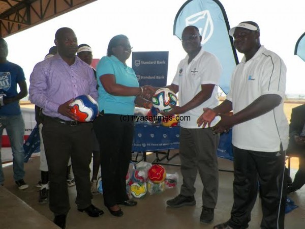 Simwaka presents the equip to Mazunda, Pix Alex Mwazalumo