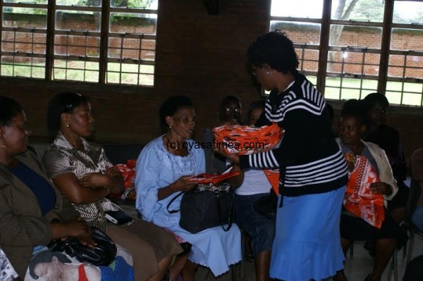 Some civil servants in the North receiving the People's Party clothe from officials.