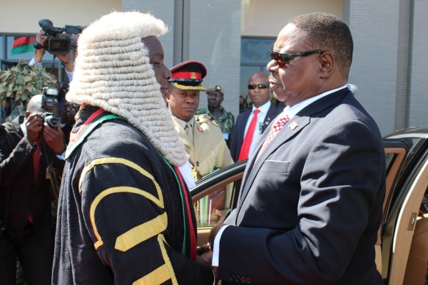 Speaker of Parliament welcomes President Peter Mutharika  to Parliament (C)govati Nyirenda, mana (1