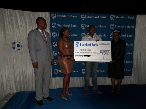 Standard Bank presents K5m cheque to Tigers, Pic Alex Mwazalumo