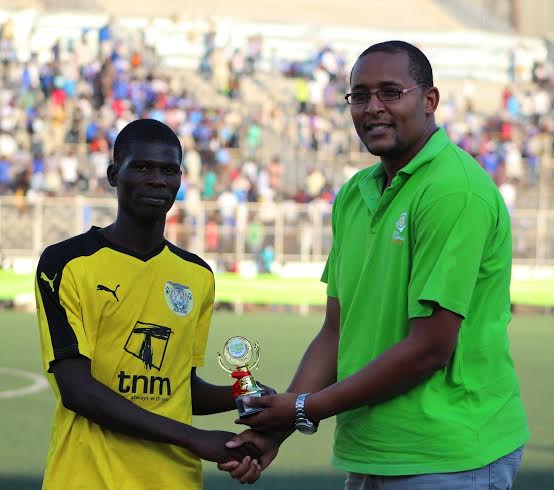 Sulom VP Daudi Suleman awarding man of the match to Yamikani Chester -.Photo Jeromy Kadewere