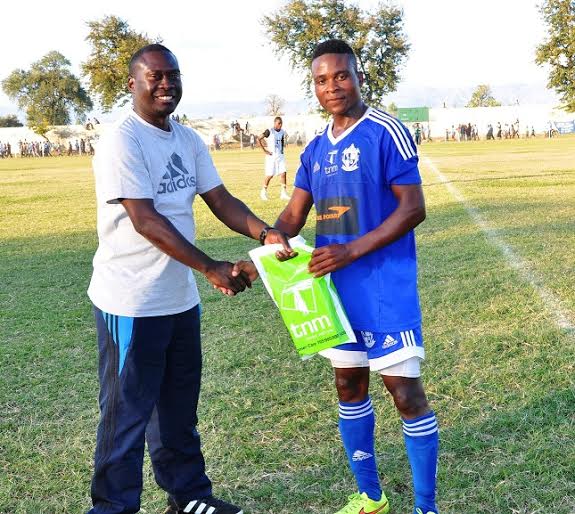 Sulom treasure Tiya Somba Banda awarding  man of the match to Stanely Sanudi...Photo Jeromy Kadewer
