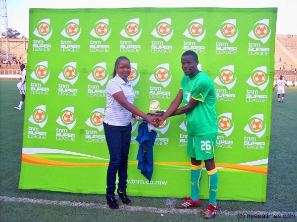  Malolo presenting man of the match gift to Aiko Maluwa