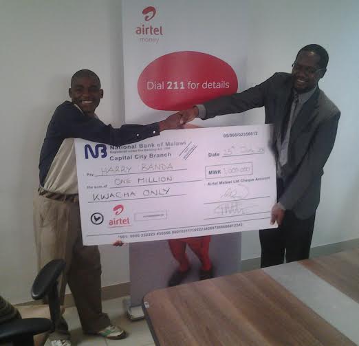 Tayale Tayale: Banda receiving his cheque from Airtel