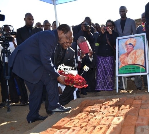  Tembo lays his wreth at the tomb of the Late Ruth Tembo in Dedza -Pic. by Abel Ikiloni