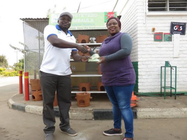 Tembo receives the cash prize from Offen
