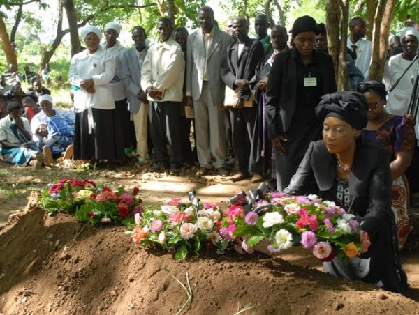 The First Lady lays her wreath on the grave - Photo (C)Stanley Makuti