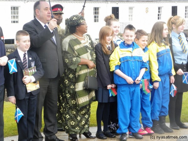 The First Minister of Scotland and Malawi President Joyce Banda at Livingstone Memorial Centre with pupils from local primary schools