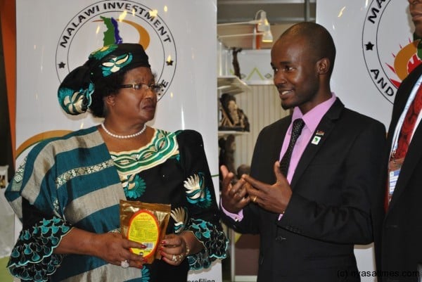 The Industry and Trade Minister Gwengwe makes a point to President Banda