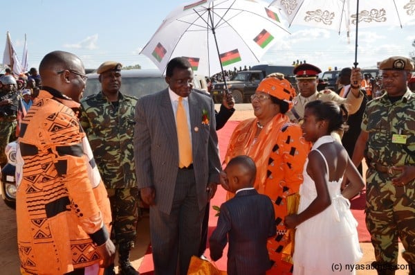 The President and the First Gentleman interact with Justice Minister Kasambara and his children in Nkhata Bay