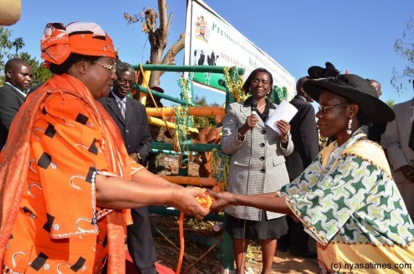 The President conducts a ceremonial presentation of a cow to one of the beneficiaries in Nkhata Bay