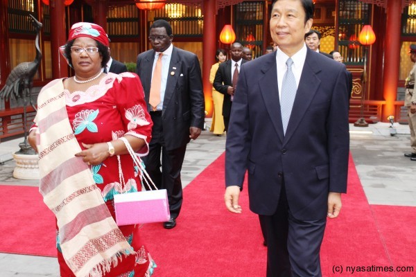 The President, the Fisrt Gentleman and the Malawi delegation are led into the inside of the residence by Chinese VP