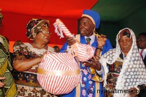 The Senior Chief presents gifts to the Head of State