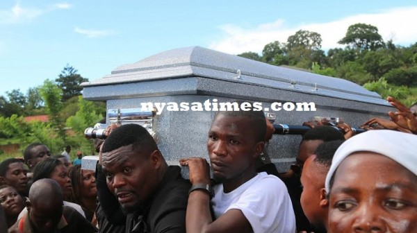 The coffin arriving at HHI Cemetery...Photo Jeromy Kadewere.