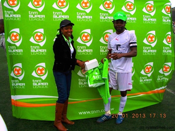 The late Nollah presenting man of the match award to Big Bullets Fischer Kondowe in one of the games....Photo Jeromy Kadewere