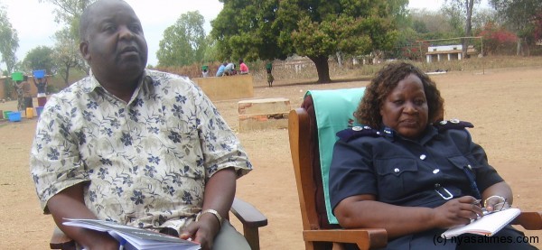 Thindwa (left) and Eastern Region Police guru Ngauma during the meeting in Ntaja.